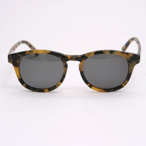 Han Kjobenhavn Timeless Frame in Army Tortoise 02 300x300 Han Kjobenhavn Timeless Frame in Army Tortoise 02