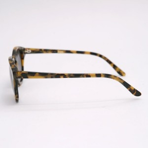 Han Kjobenhavn Timeless Frame in Army Tortoise 05 300x300 Han Kjobenhavn Timeless Frame in Army Tortoise 05
